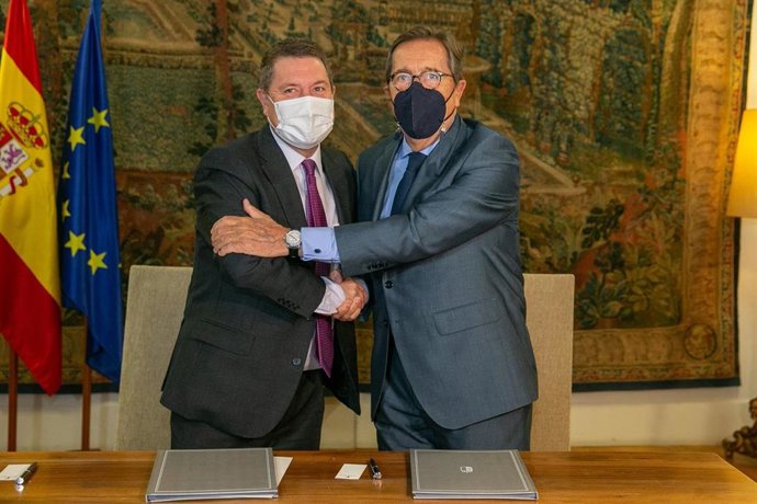 El presidente de la Junta de Comunidades de Castilla-La Mancha, Emiliano García-Page, y el director general de la Fundación "la*Caixa", Antonio Vila,