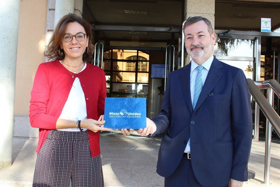 La presidenta delegada de Manos Unidas en Barcelona, Mireia Angerri, y el rector de la UAO CEU, Rafael Rodríguez-Ponga
