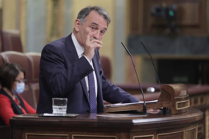 El responsable federal de Justicia de IU y secretario general del PCE, Enrique Santiago, en una sesión plenaria de la Cámara Baja, a 30 de septiembre de 2021, en Madrid (España). El Pleno del Congreso examina este jueves la primera pata de la reforma de