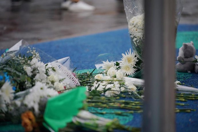 Flores depositadas en el parque donde fue secuestrado y posteriormente asesinado un niño de 9 años la noche de ayer, a 29 de octubre de 2021, en Lardero, La Rioja, (España).
