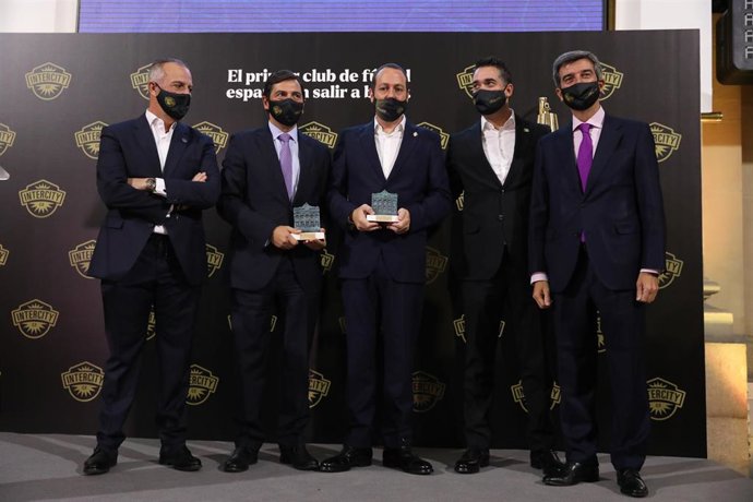 El presidente de la Confederación Empresarial Valenciana en Alicante (CEV), Perfecto Palacio (i); el presidente de Intercity, Salvador Martí (3i); el cofundador del Intercity, Javier Mira (4i); y el director gerente de BME Growth; Jesús González Nieto (