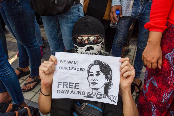 Archivo - 07 February 2021, Myanmar, Yangon: A protester holds a placard saying 'Free Aung San Suu Kyi' during a demonstration in front of the Sule Pagoda against the military coup in Myanmar. Myanmar's military seized power on 1 February 2021 and detai