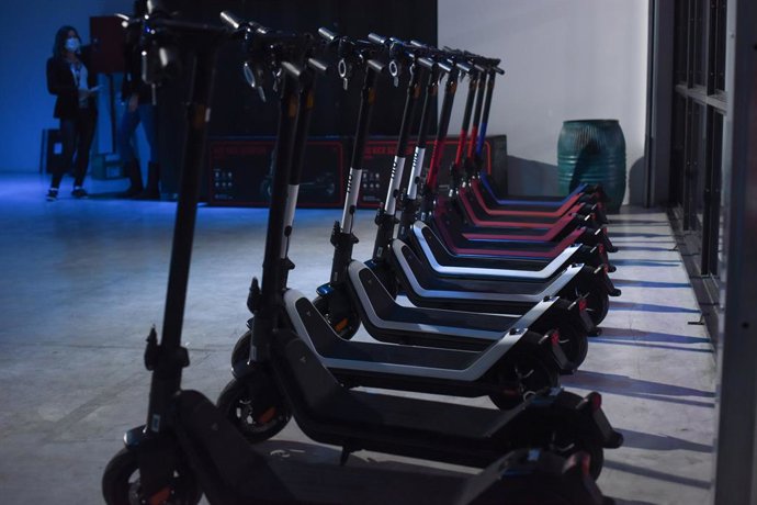 Varios patinetes eléctricos en la presentación de NIU, en el espacio Próxima estación, a 29 de octubre de 2021, en Madrid (España). 
