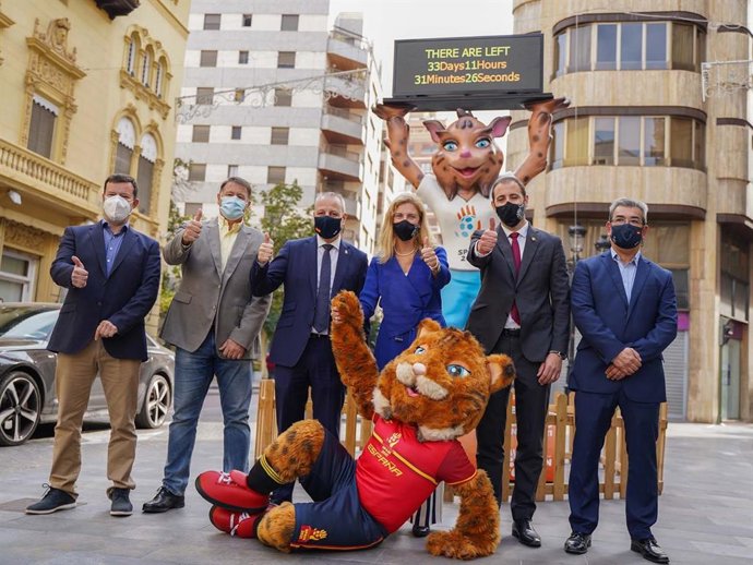 Francisco V.Blázquez y Amparo Marco junto a autoridades y la mascota Lola