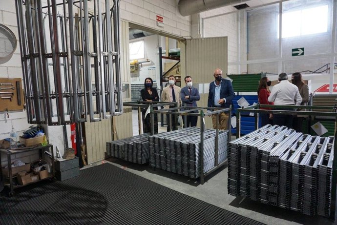 Herrador (3 izda.) durante su visita en Rute a las instalaciones de la empresa Cruzber.