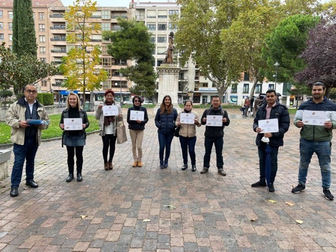Entrega de diplomas a inmigrantes que han participado en el curso de formación de referentes culturales y convivencia en Valladolid.