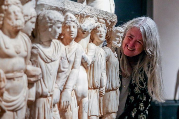 La historiadora Mary Beard posa durante una entrevista por su nuevo libro 'Doce Césares en el Museo del Prado