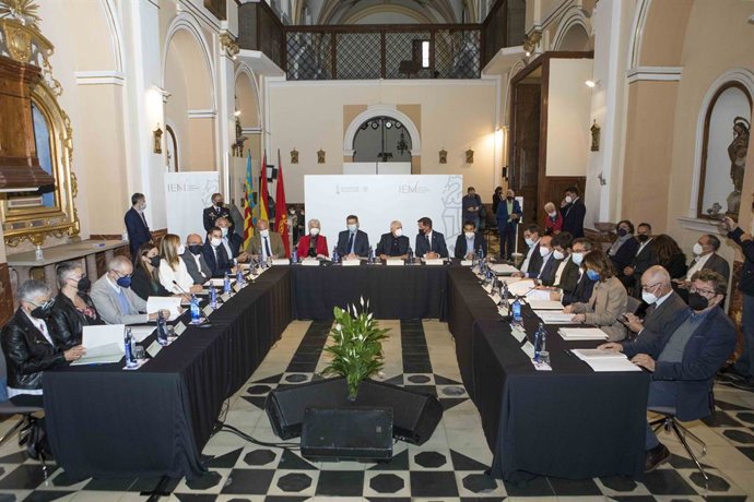 El president de la Generalitat, Ximo Puig, quien este viernes ha firmado el convenio con el alcalde de Xtiva, Roger Cerd, para la rehabilitación del Real Monasterio de Santa Clara de Xátiva.