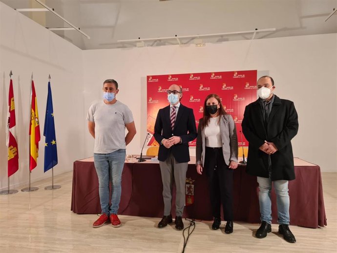 El consejero de Cultura y Turismo, Javier Ortega, (segundo por la izquierda) durante la presentación del programa de la Federación de Bandas de Música de CyL.