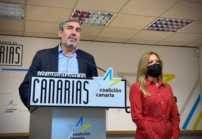 El secretario general de CC, Fernando Clavijo, y la diputada autonómica, Rosa Dávila, en rueda de prensa