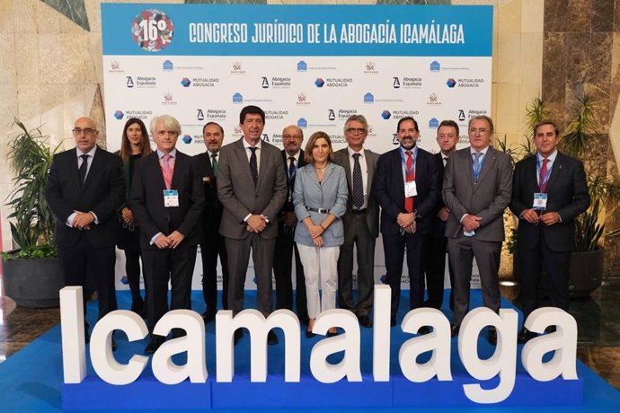 El vicepresidente de la Junta de Andalucía y consejero de Turismo, Regeneración, Justicia y Administración Local, Juan Marín, con los decanos de colegios de abogados de Andalucía en la clausura del XVI Congreso de la Abogacía en Málaga.