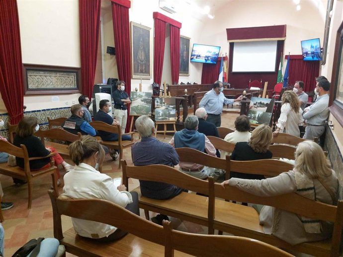 El alcalde informa del avance del proyecto a los vecinos