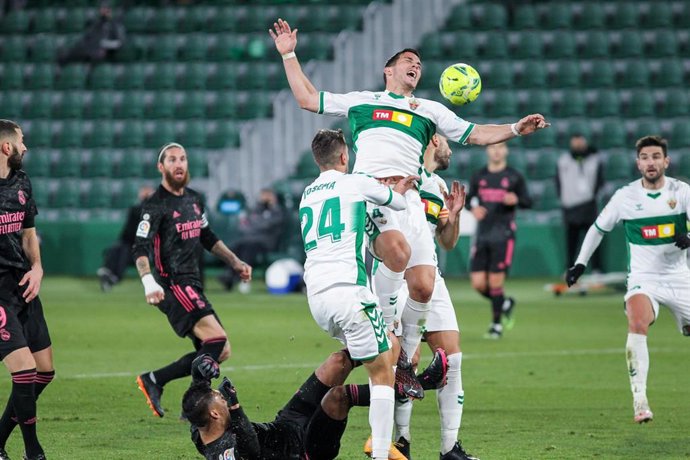 Archivo - El jugador del Elche Iván Marcone en un encuentro de LaLiga Santander contra el Real Madrid en el estadio Martínez Valero.