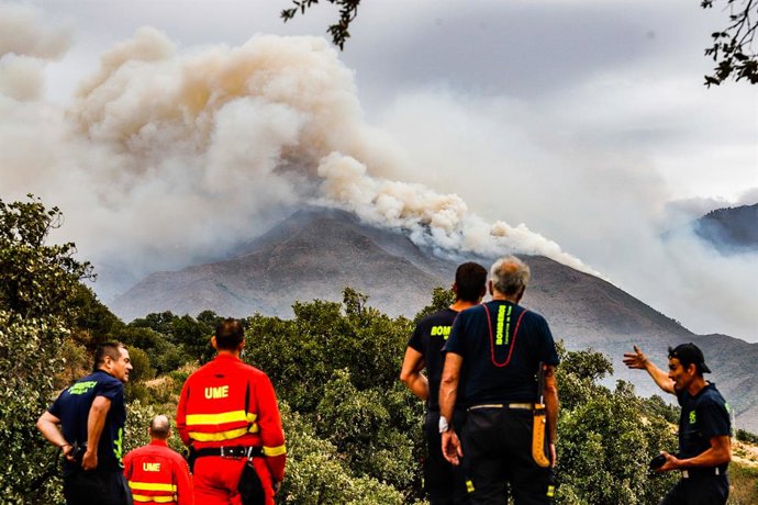 Archivo - Miembros de la UME, trabajan para la extinción del fuego de Sierra Bermeja desde  el cerro de la Silla de los Huesos, a 13 de septiembre 2021 en Casares (Málaga) Andalucía