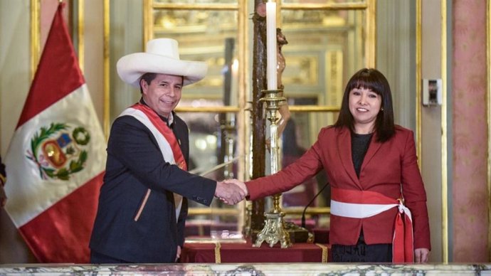El presidente de Perú, Pedro Castillo, toma juramentación a la excongresista Myrtha Vásquez como nueva presidenta del Consejo de Ministros.