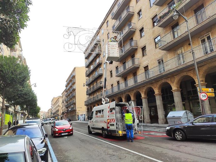 Comienza la instalación de las luces navideñas en las calles de Salamanca 