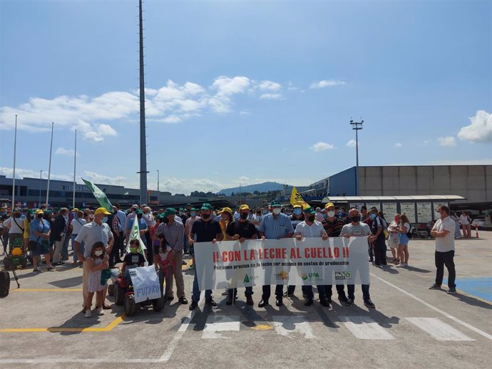 Archivo - Ganaderos cántabros protestan por los bajos precios de la leche.