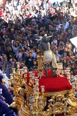Archivo - Imagen de una aglomeración en una procesión de Nuestro Padre Jesús de la Columna en Málaga capital antes de la pandemia