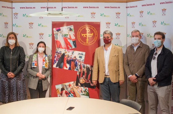 Casanueva (2 izda.), en su encuentro con la Agrupación de Cofradías de Semana Santa de Baena.