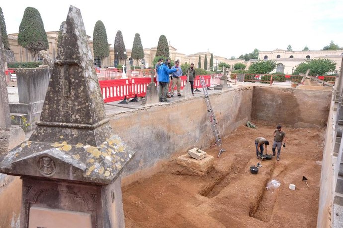 El secretario autonómico de Sectores Productivos y Memoria Democrática, Jesús Jurado, en una visita a las excavaciones del cementerio de Son Coletes.