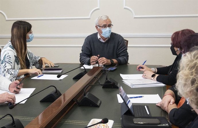 El alcalde de Valncia, Joan Ribó, se ha reunido con la presidenta de la Federación de Asociaciones de Vecinos de Valncia, María José Broseta