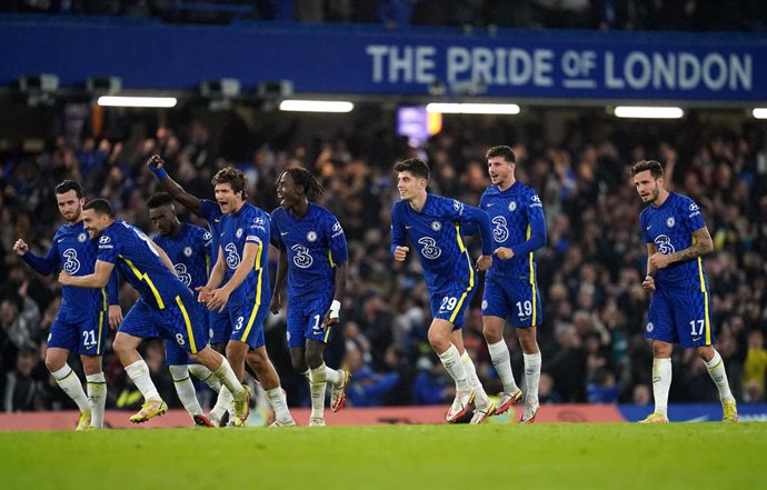 26 October 2021, United Kingdom, London: Chelsea players celebrate after victory in the penalty shoot-out of the English Carabao Cup Fourth Round soccer match between Chelsea vs Southampton at Stamford Bridge. Photo: Nick Potts/PA Wire/dpa