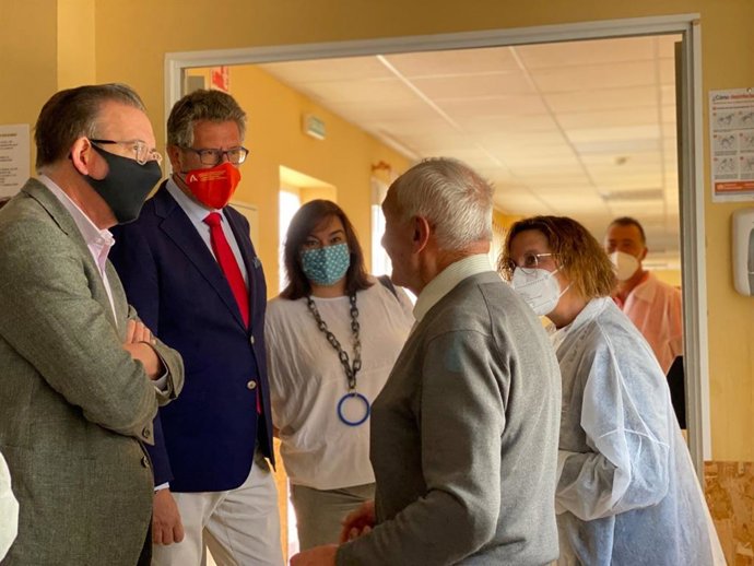 El delegado de Igualdad, Políticas Sociales y Conciliación en Huelva, Manuel Antonio Conde, en su visita a a la residencia 'Sierra de Aracena'.