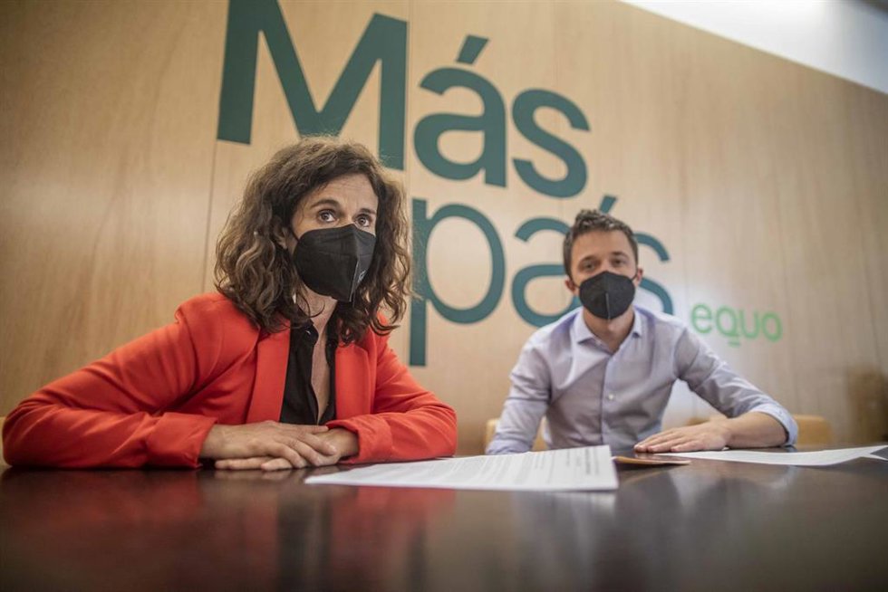 Archivo - La coordinadora de Más País Andalucía, Esperanza Gómez, y el portavoz parlamentario de Más País, Íñigo Errejón, en una foto de archivo.
