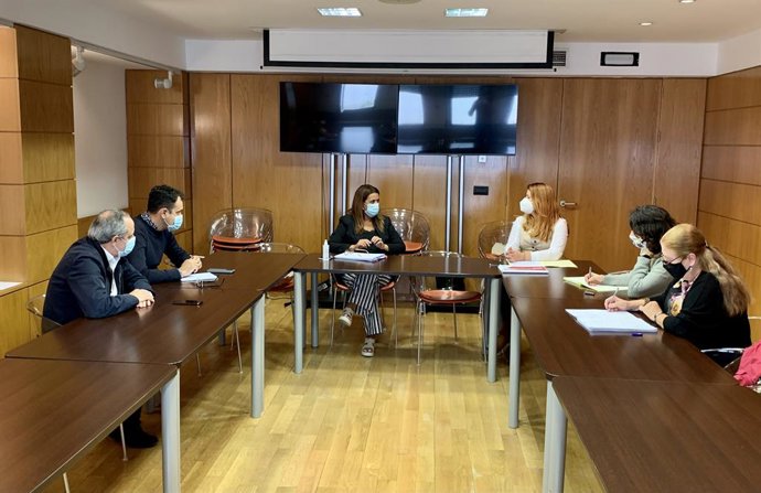Reunión de la portavoz municipal de Adelante Sevilla en el Ayuntamiento de Sevilla, Susana Serrano, con la delegada de Hacienda, Sonia Gaya.