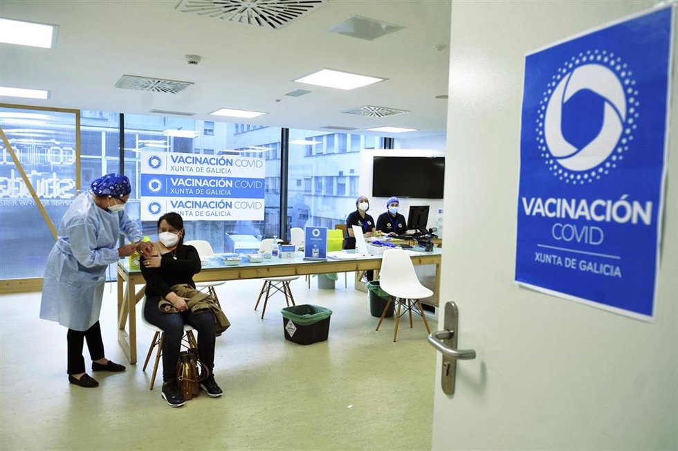 Archivo - Una mujer recibe una dosis de la vacuna de AstraZeneca en el Complejo Hospitalario Universitario de Ourense, a 27 de mayo de 2021, en Ourense, Galicia (España). Este jueves el Servicio Gallego de Salud comienza a administrar la segunda dosis d