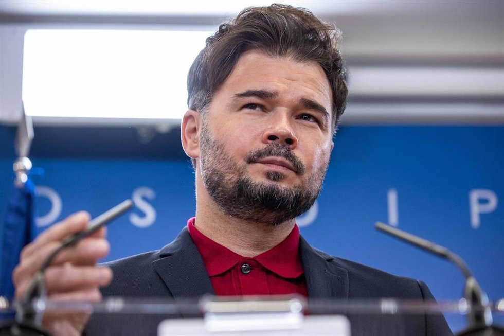 El portavoz de ERC en el Congreso, Gabriel Rufián, interviene en una rueda de prensa anterior a una Junta de Portavoces en el Congreso