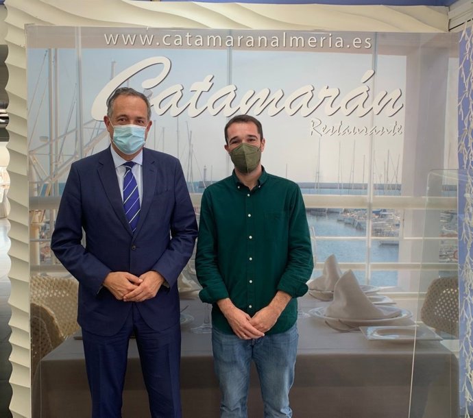 El delegado territorial de Turismo se reúne con el representante de Catamarán en Almería.