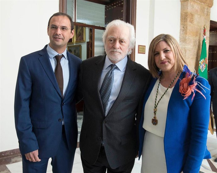 La presidenta de la Diputación de Cádiz, Irene García, junto a Manolo Sanlúcar.