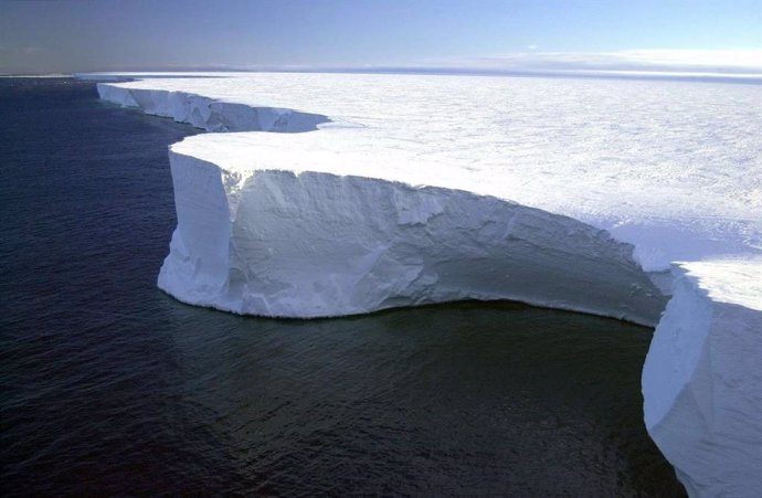 El hielo marino antártico juega un papel importante: puede equilibrar el efecto del calentamiento global de algunas otras áreas, o si el hielo marino se reduce significativamente, se suma.