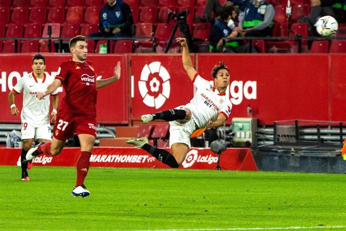 Archivo - Oliver Torres intenta un remate ante Moncayola en el Sevilla-Osasuna de LaLiga Santander 2020-2021