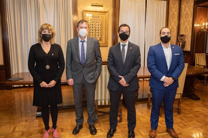 De izquierda a derecha: la consejera Ana Ollo, Slawomir Tokarski, el consejero Mikel Irujo, y Sergio Pére