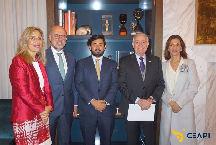 Archivo - Núria Vilanova, presidenta de CEAPI; Juan López-Dóriga, embajador de España en México; Borja Escalada, CEO de RLH Properties; Valentín Diez Morodo, presidente de honor internacional de CEAPI y presidente de COMCE; y Ximena Caraza, directora ge