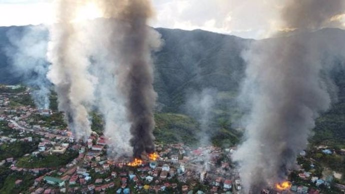Incendio en la ciudad de Thantlang, en Birmania
