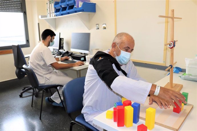 Un paciente de la Unidad de Ictus del Hospital Juan Ramón Jiménez de Huelva realizando terapia ocupacional.