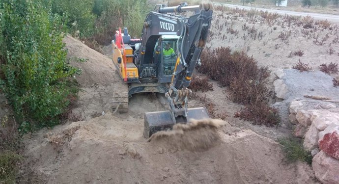 Obra para despejar el cauce del arroyo del Moral junto a la obra de mejora del drenaje de la carretera entre Torre Alháquime y Setenil.
