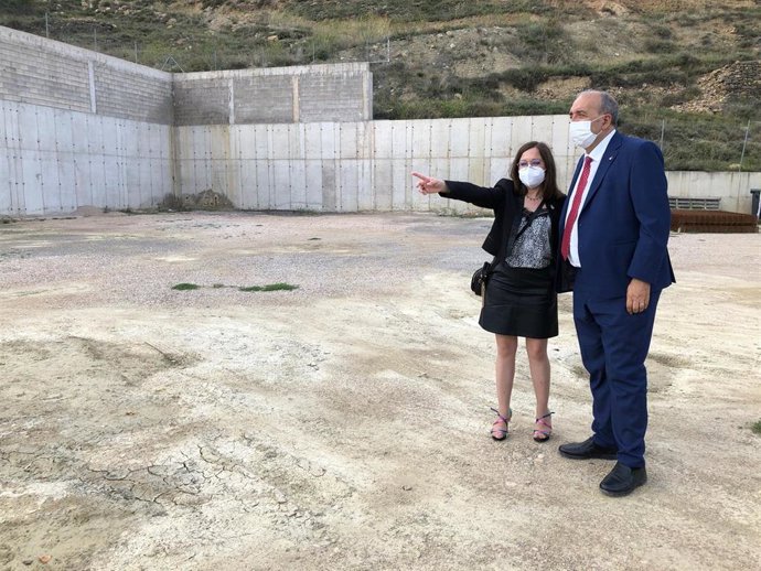 Archivo - El presidente de la DPT, Manuel Rando, y la alcaldesa de Mirambel, María Carmen Soler.