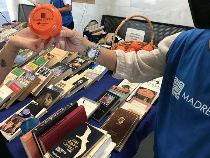 Entrega de embudos para concienciar sobre la importancia del reciclaje del aceite casero.