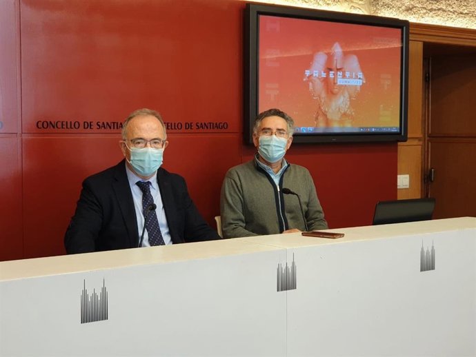 El alcalde de Santiago, Xosé Sánchez Bugallo, y el técnico de empleo Xavier Ferreiro presentan la edición de 2021 de la feria Talentia Summit