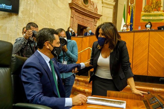 El presidente de la Junta, Juanma Moreno, saluda a la portavoz del grupo parlamentario socialista, Ángeles Férriz, en el pasado Debate sobre el estado de la comunidad, el miércoles 27 de octubre de 2021