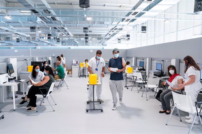 Archivo - Enfermeros y pacientes en las instalaciones del Hospital público de emergencias Enfermera Isabel Zendal, a 28 de junio de 2021, en Madrid, (España). A partir de hoy este hospital va a comenzar a vacunar contra el Covid-19, 24 horas al día, a t