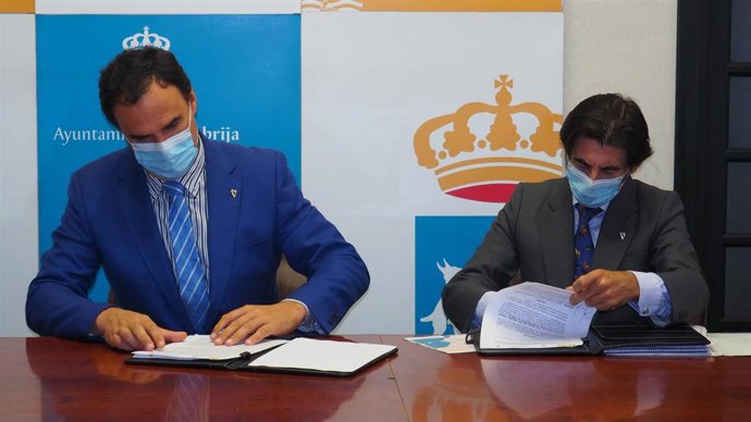 El alcalde de Lebrija con el representante de Equa