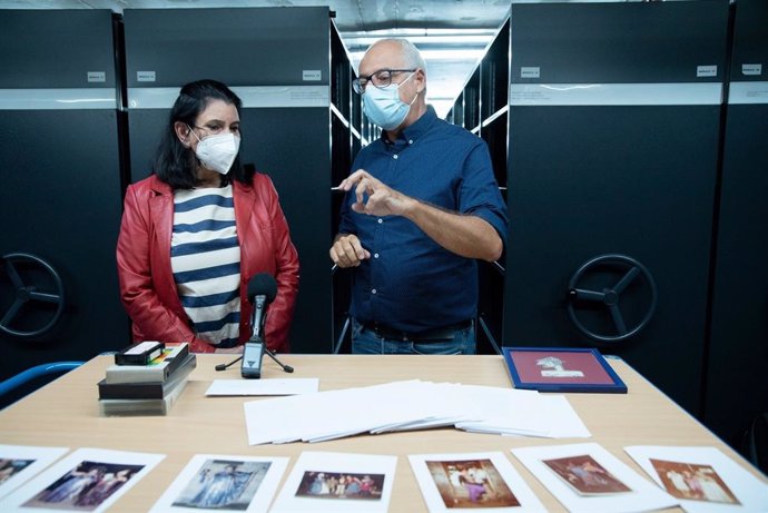 La directora general de Patrimonio, Nona Perera, y el director general de Diversidad, Víctor Ramírez, con el material gráfico del colectivo LGTBI que se ha entregado a los archivos provinciales