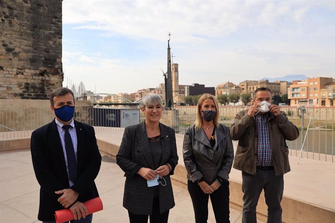 La consellera Lourdes Ciuró davant el monument franquista de Tortosa (Tarragona)