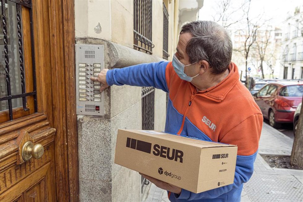 Archivo - SEUR refuerza su plantilla en Andalucía con 500 profesionales durante la campaña de Black Friday, Navidad y rebajas