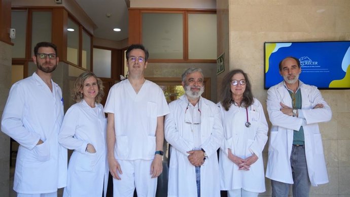 Archivo - Equipo de la clínica Crecer, en Sevilla.
